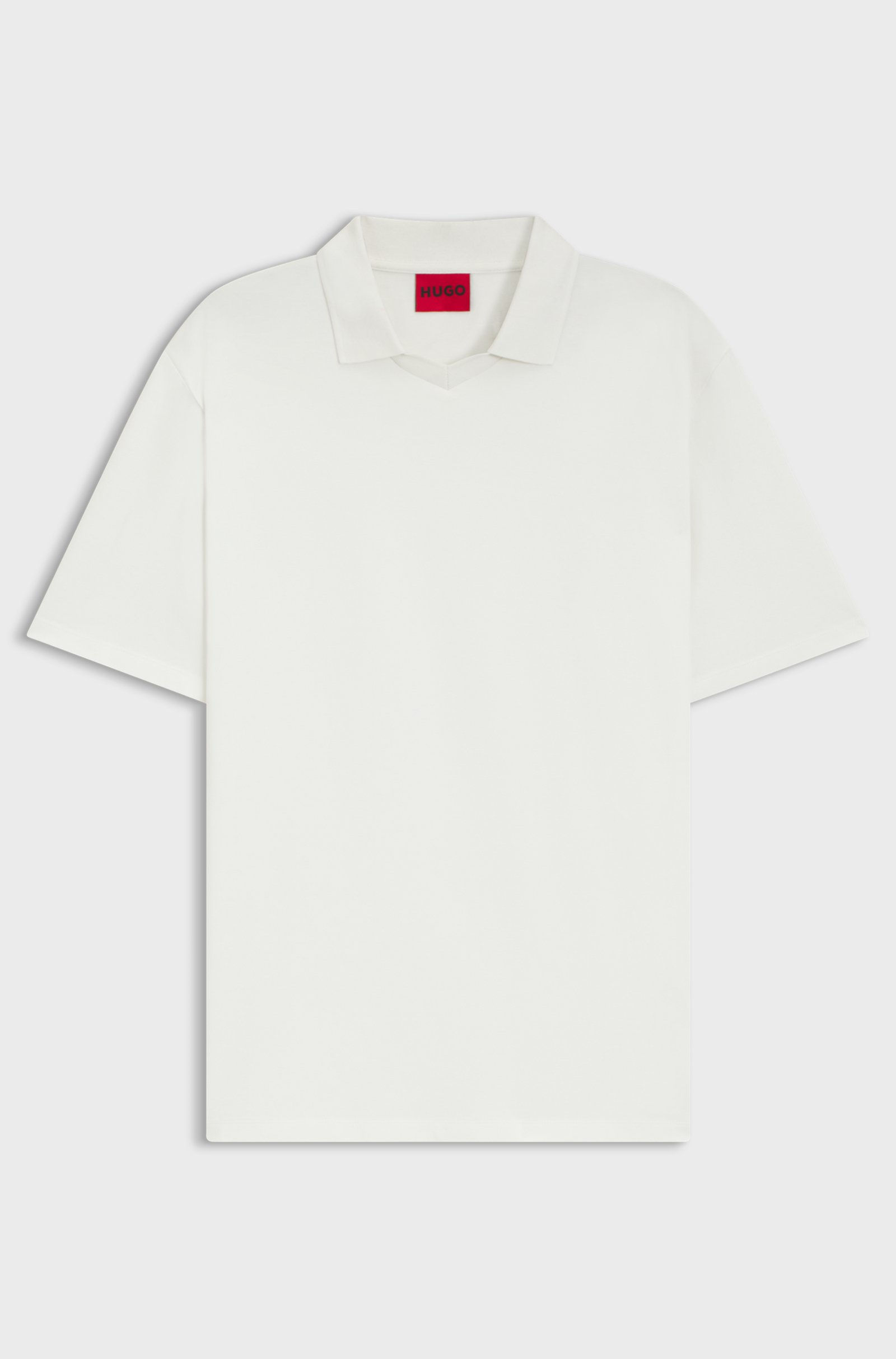 Polo shirt blanc, détail col rouge, T-shirt slim en coton mercerisé, sur fond clair.