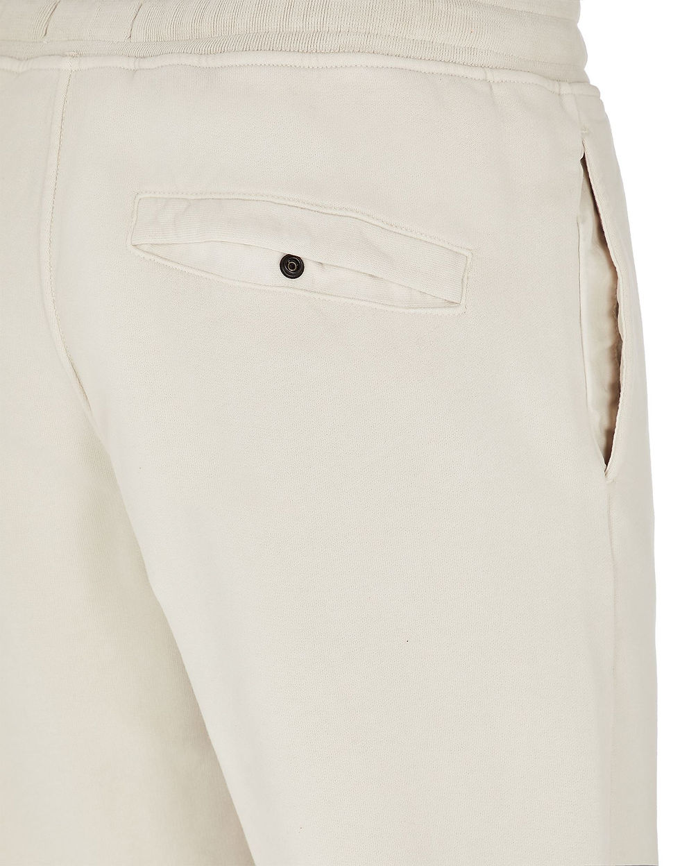 Miniature : Gros plan sur une poche de pantalon beige avec détail marron.
