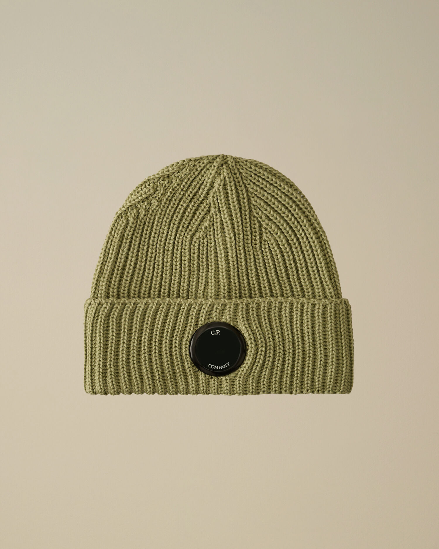 Bonnet vert olive avec le logo noir CP, sur fond beige, Boutique Karsenty