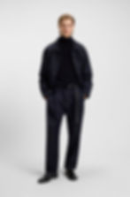 Homme portant un ensemble vestimentaire noir élégant avec 9200011 RESIN TREATED CORDURA® 1500.