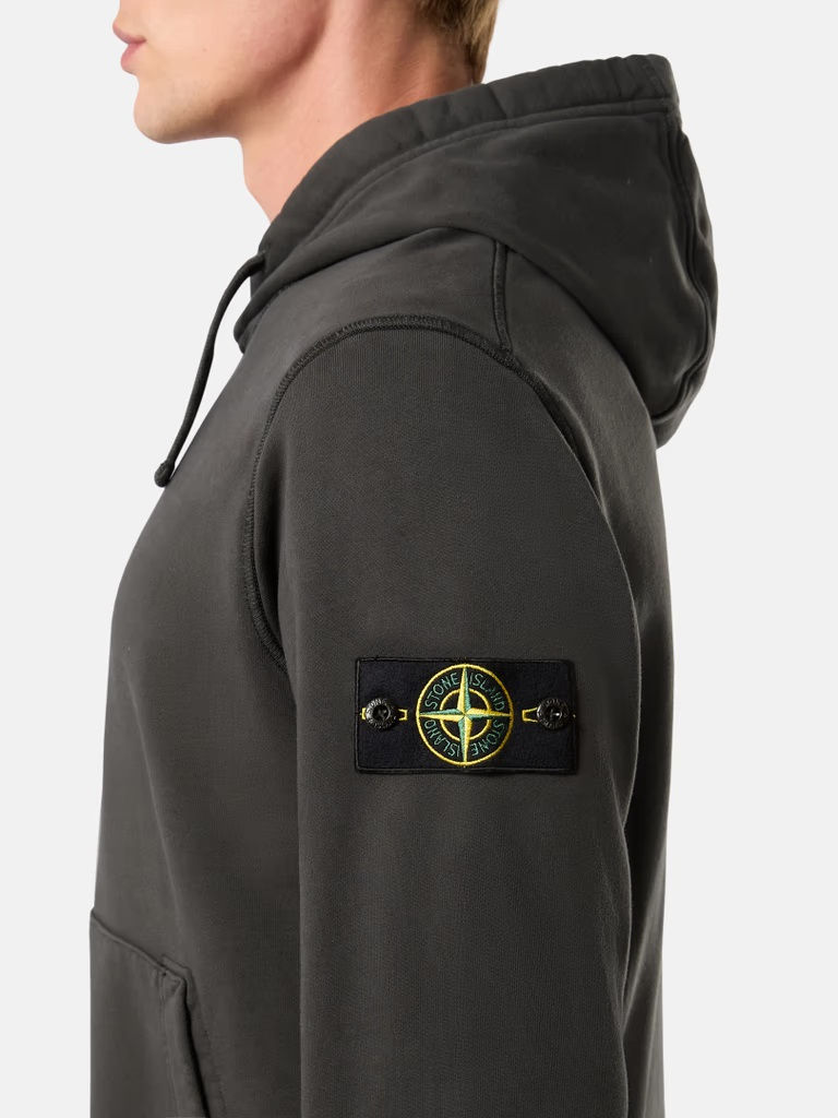 Miniature : Homme portant un sweat à capuche vert avec le logo Stone Island KRYS-ZP.