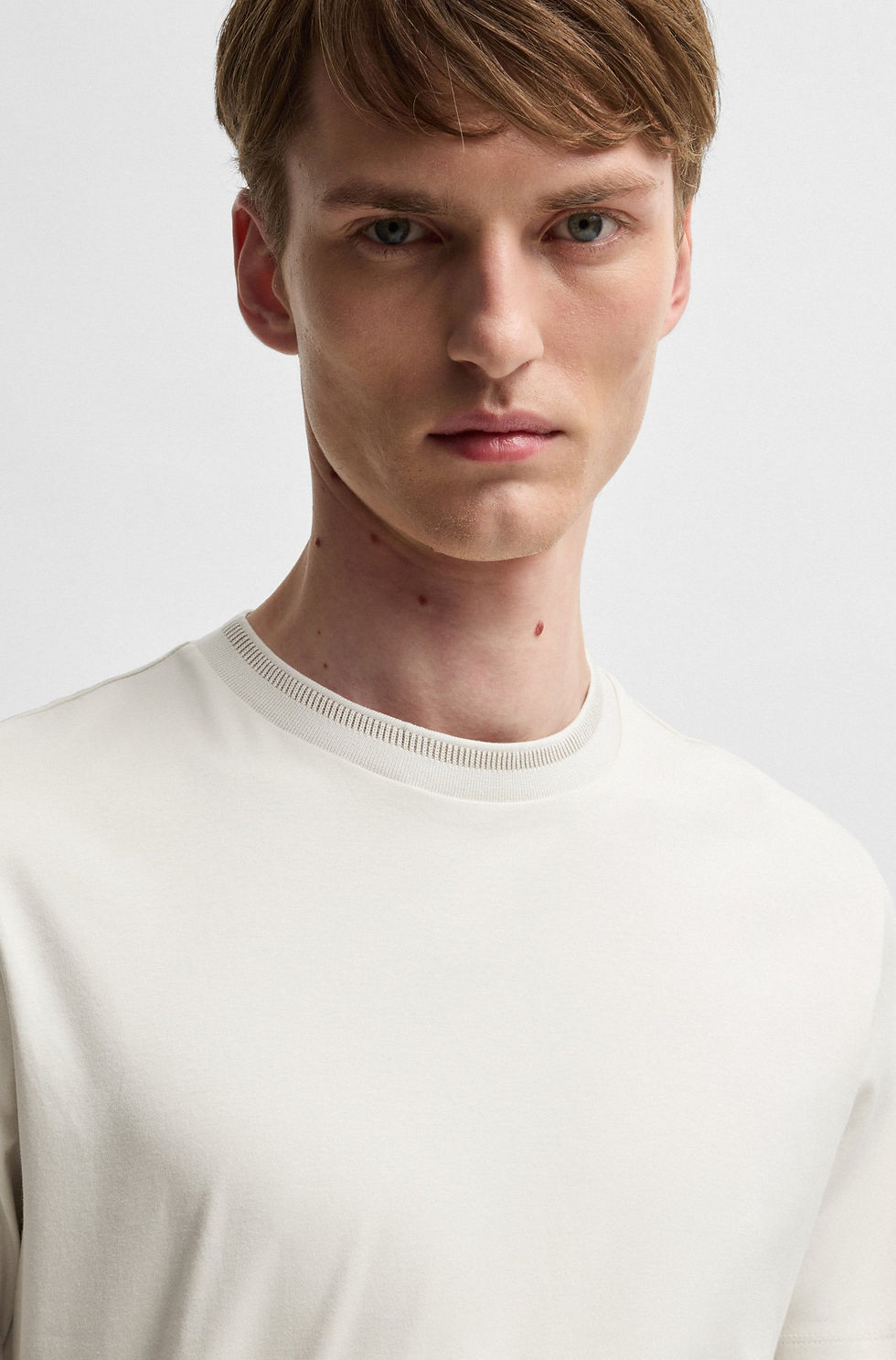 Miniature : Homme portant un t-shirt blanc. Boutique Karsenty. Simple et élégant.