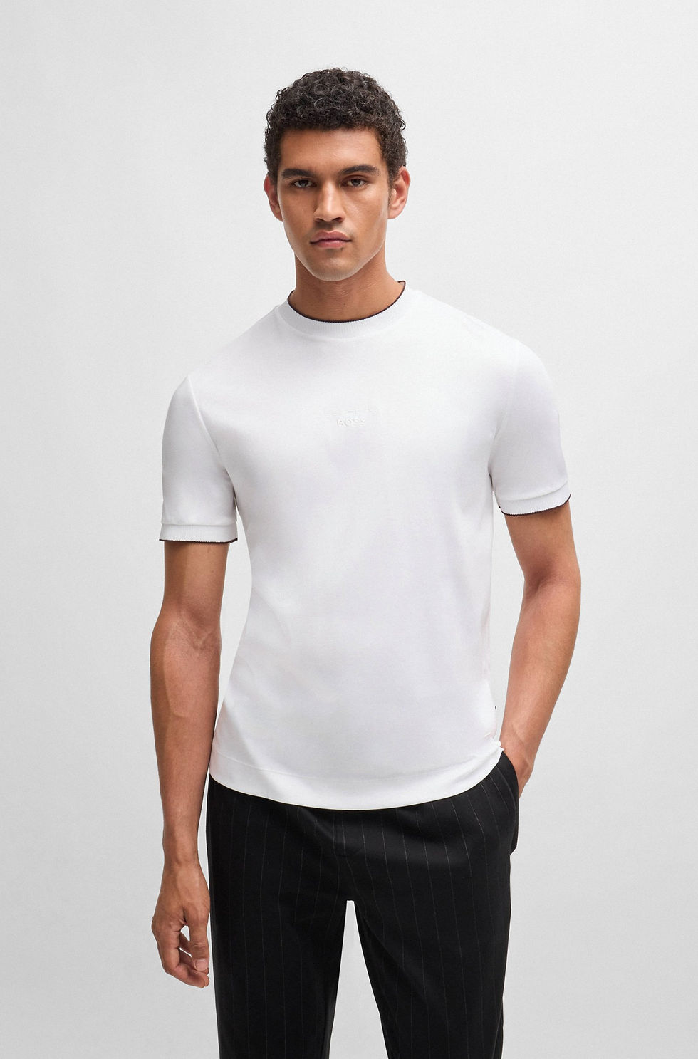 Man wearing a white t-shirt, 2100039 60/2 COTTON JERSEY, simple style, Boutique Karsenty.