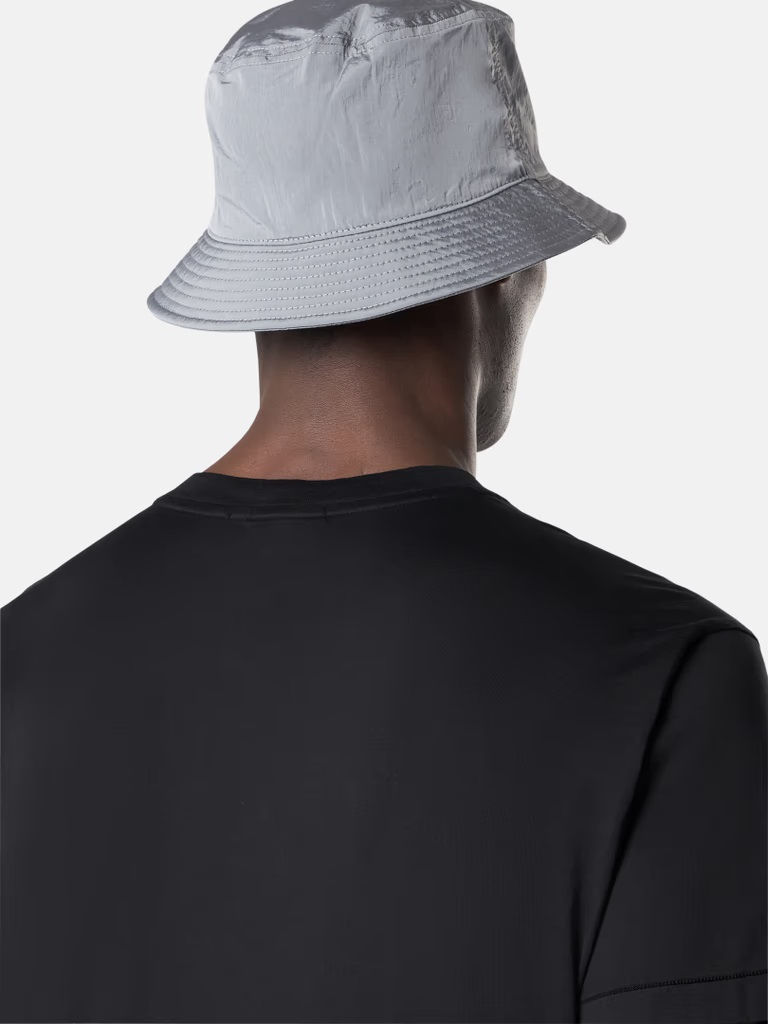 Miniature : Homme portant un chapeau gris et un t-shirt noir, Boutique Karsenty.