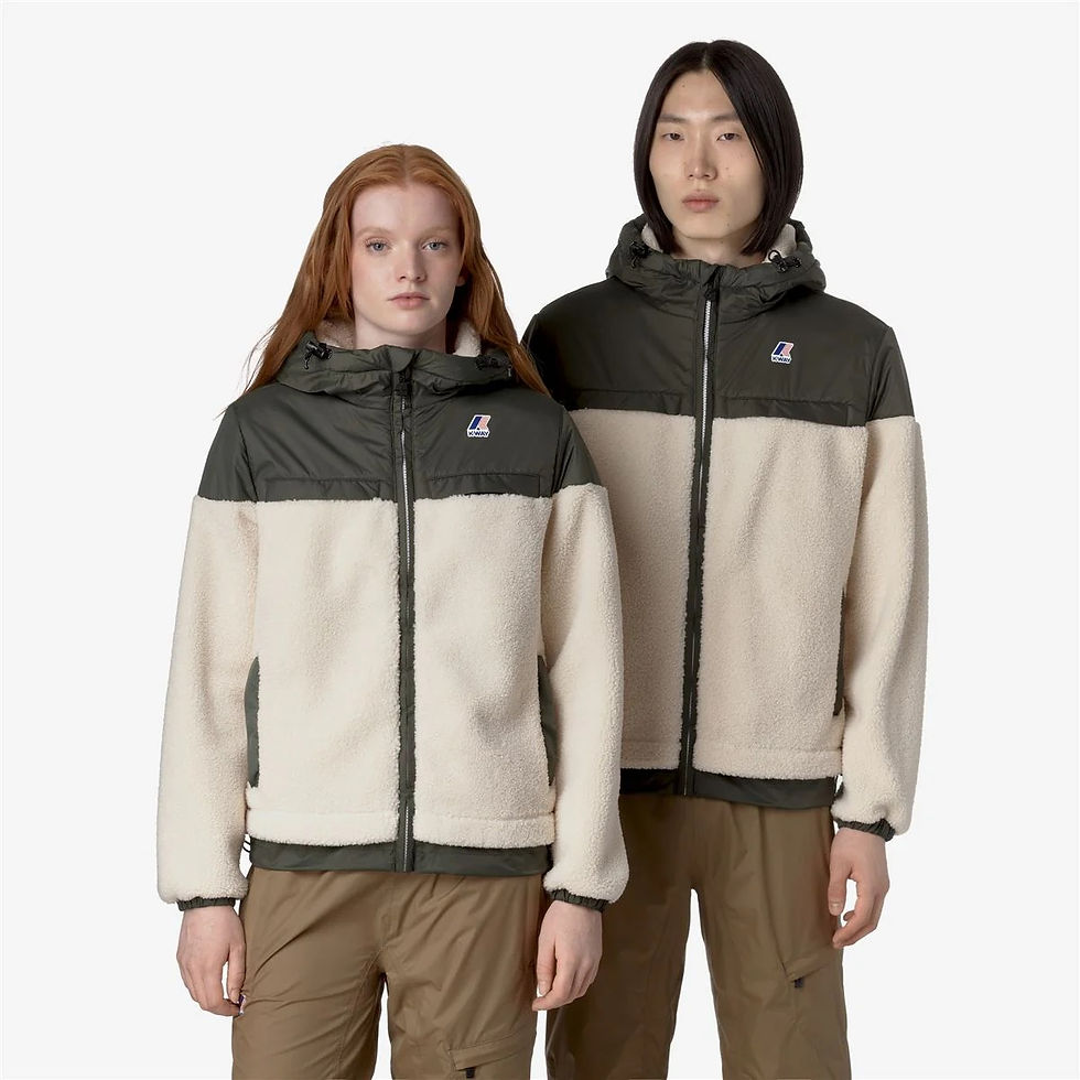 Deux personnes portant des vestes K-Way, style de couleur crème et verte.