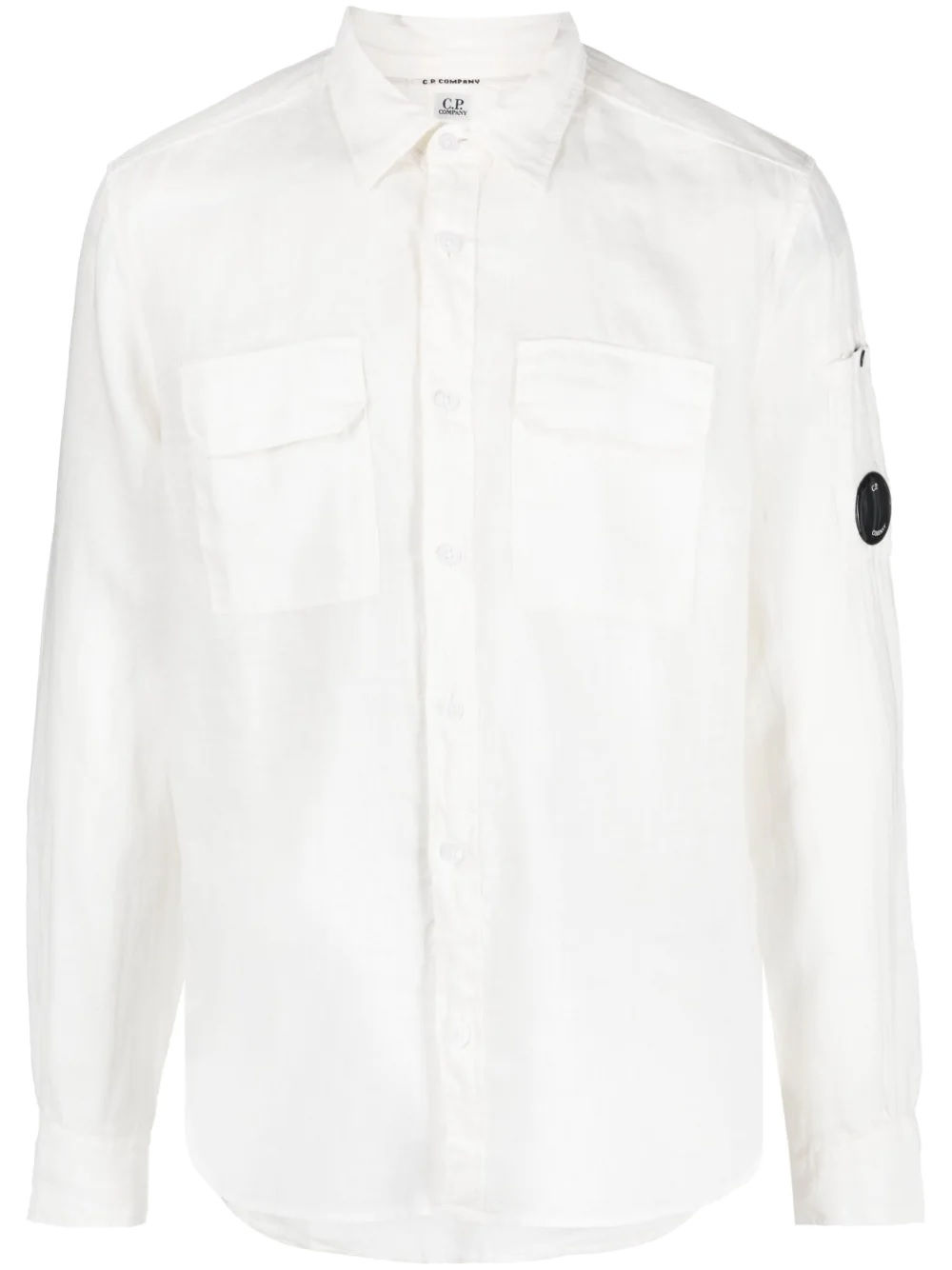 Une chemise blanche, 63051 COTTON FLEECE, avec deux poches et Boutique Karsenty.