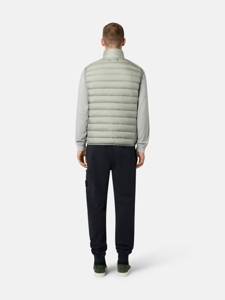Miniature : Homme portant un gilet clair, pantalon et chemise. Boutique Karsenty