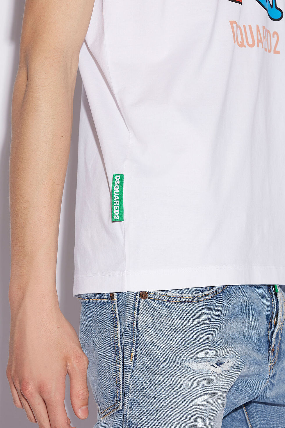 Miniature : Gros plan sur un t-shirt blanc avec l'étiquette Dsquared2. Boutique Karsenty.