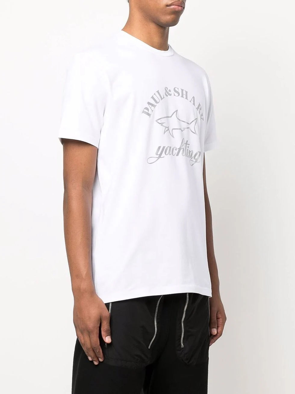 Miniature : Homme portant un t-shirt blanc avec un texte imprimé et un logo.
