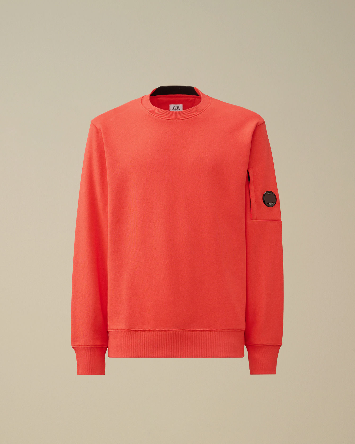Un sweat-shirt rouge vif, Diagonal Raised Fleece Crewneck Lens Sweatshirt, sur fond neutre.