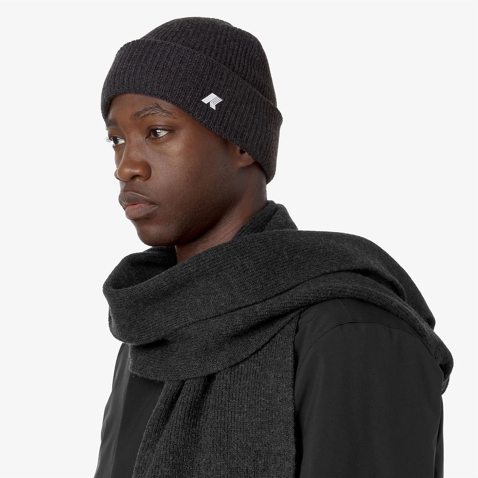 Homme portant un bonnet noir et une écharpe en laine, mode hivernale.