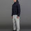 Miniature : Homme portant une doudoune bleue et un pantalon gris, posant pour la photo.