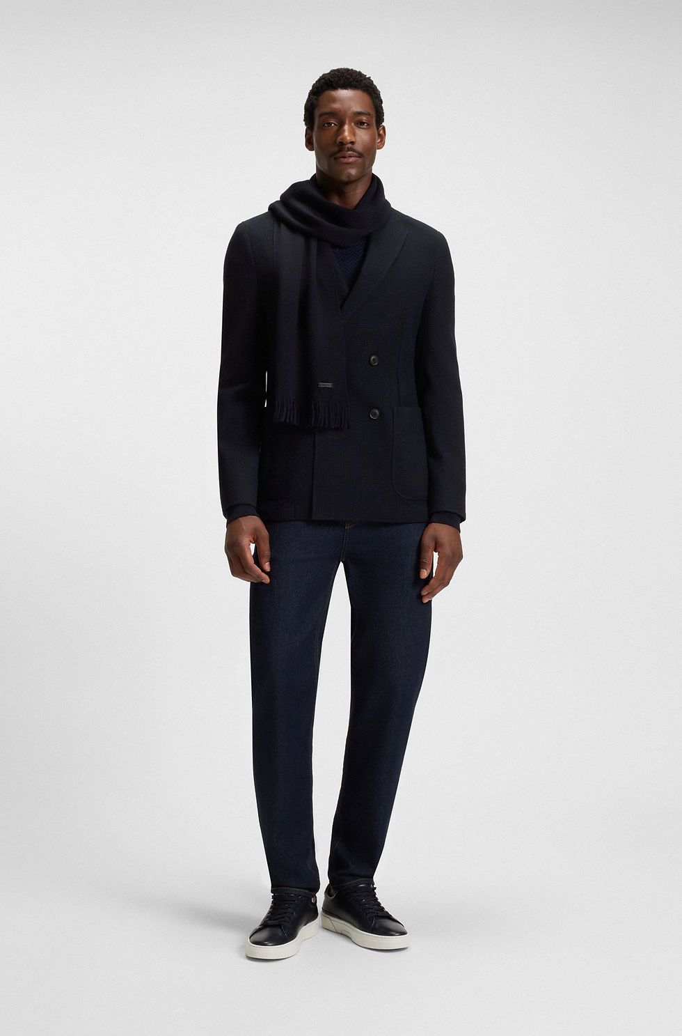 Miniature : Homme portant un blazer bleu marine avec un pantalon assorti. Boutique Karsenty.