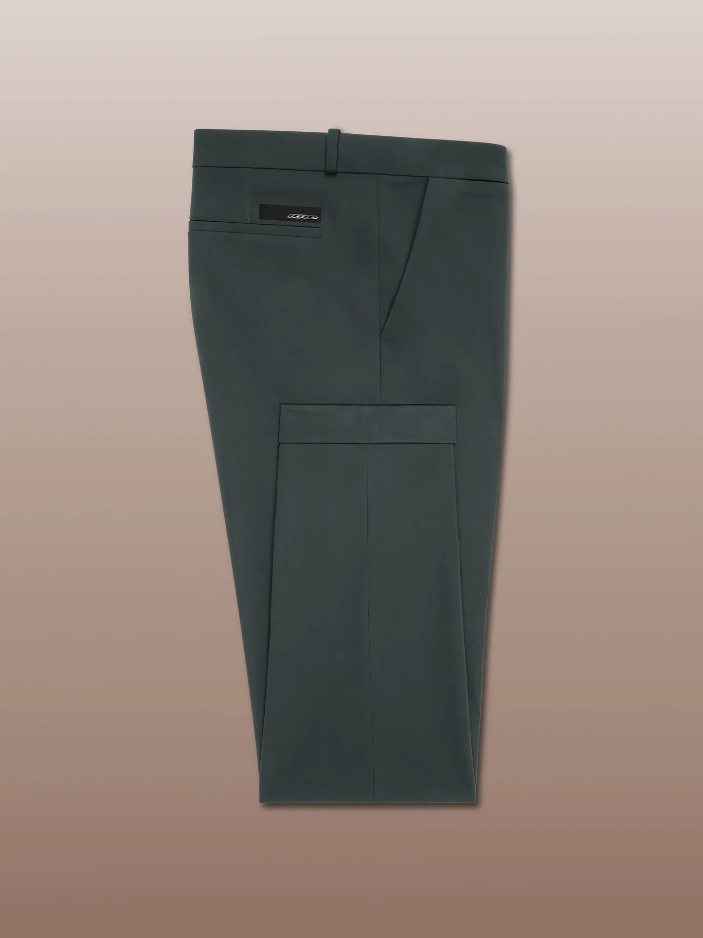 Pantalon cargo vert foncé sur fond marron, détails visibles. Boutique Karsenty.