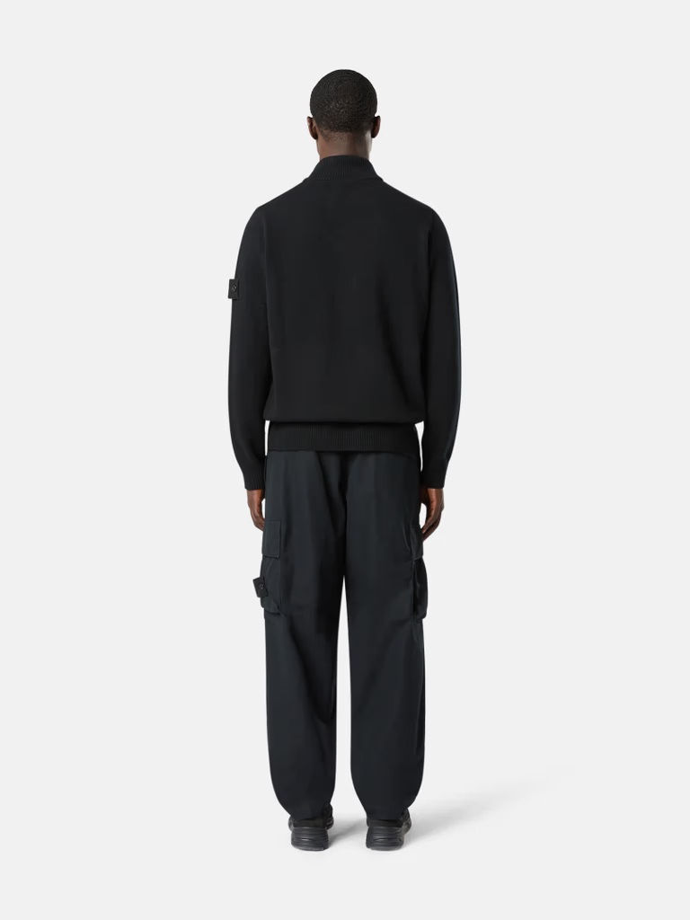 Miniature : Homme portant un pull noir et un pantalon cargo 2100039 60/2 COTTON JERSEY.