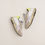 Miniature : Paire de baskets en cuir beige et jaune sur fond clair. Boutique Karsenty