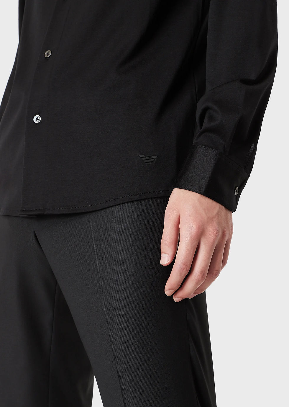 Miniature : Homme portant une chemise noire et un pantalon noir, Boutique Karsenty.