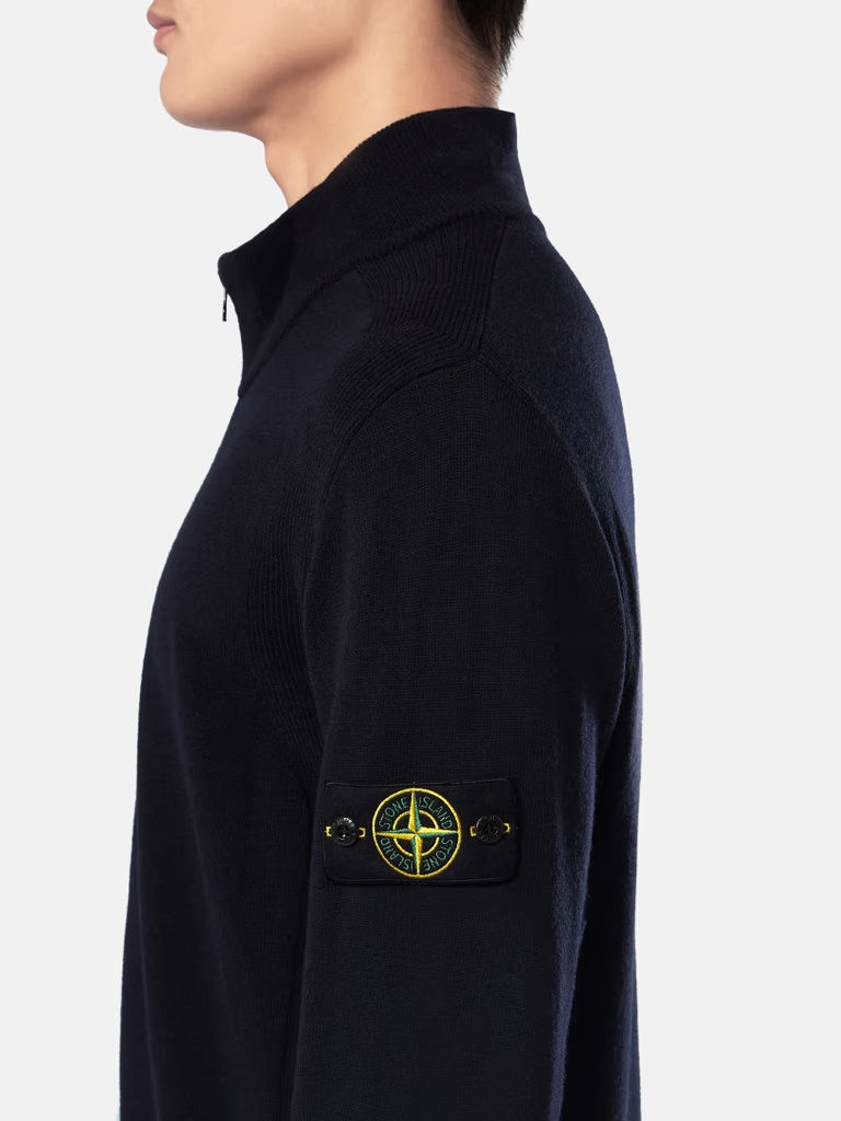 Miniature : Homme portant un pull bleu marine avec le logo de la marque Stone Island