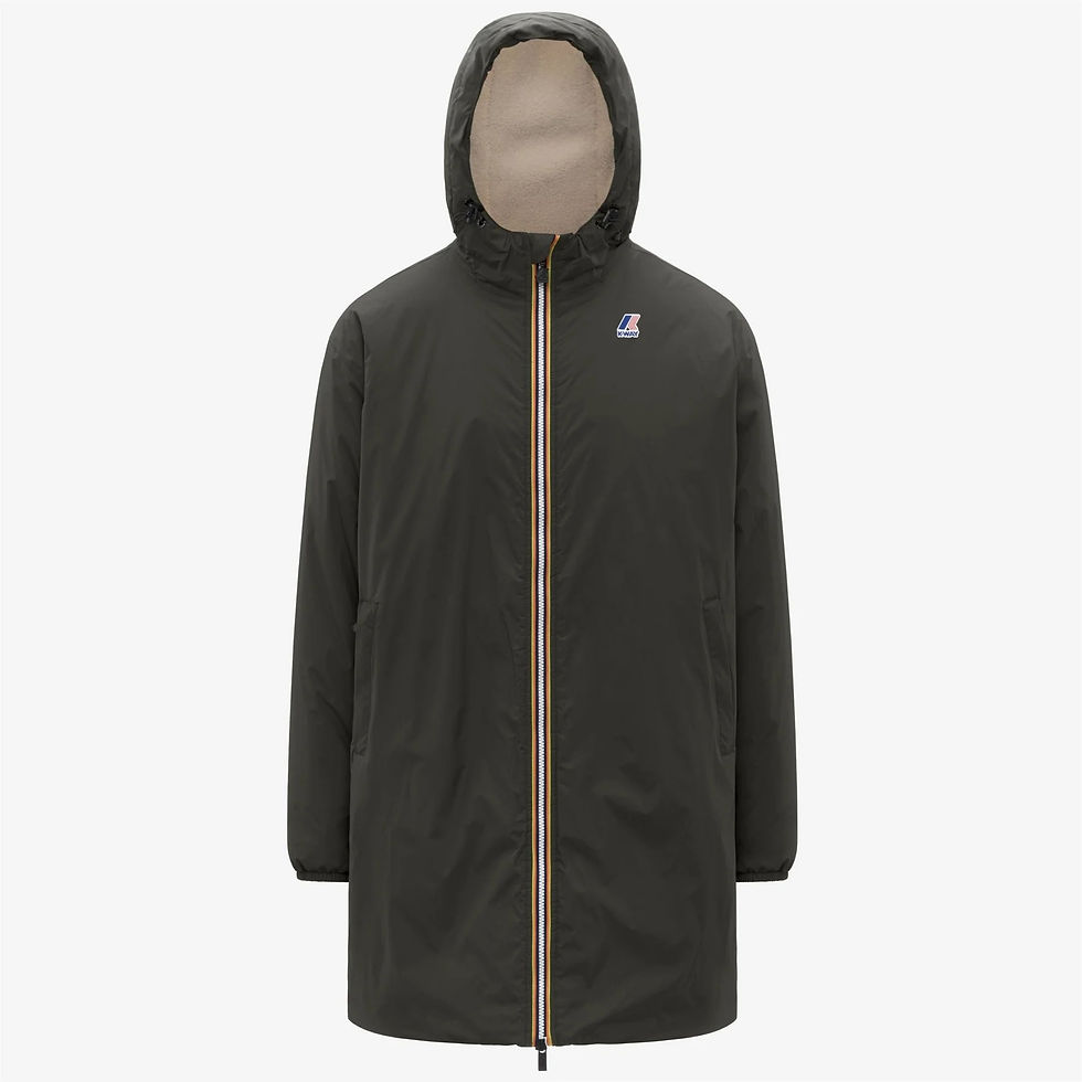 Veste longue à capuche K-Way, fermeture éclair et logo bleu, fond blanc.