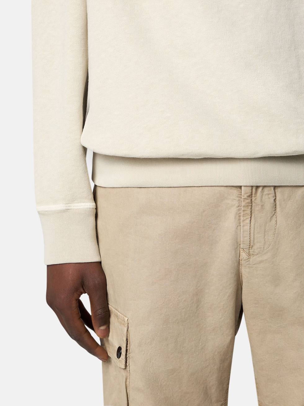 Miniature : Gros plan sur une tenue beige avec des détails mode et élégants.