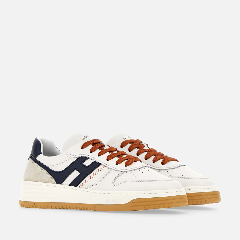 Sneakers blancs avec lacets marron et logo bleu marine, sur fond blanc.