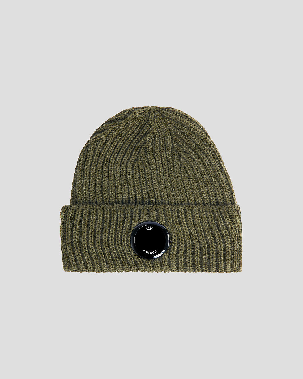 Chapeau vert olive, détails du logo noir, élégant et chaud, pour l'hiver.