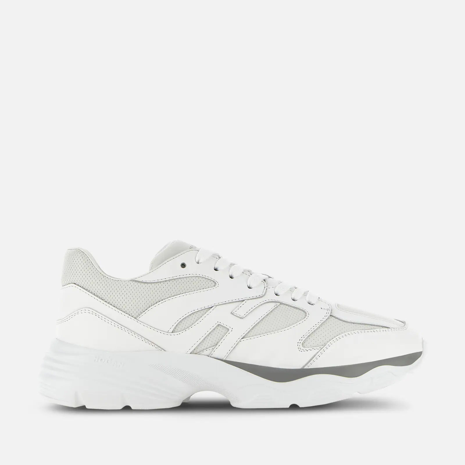 Sneaker blanche. Chaussure à lacets, détail gris, sur fond blanc. Boutique Karsenty.