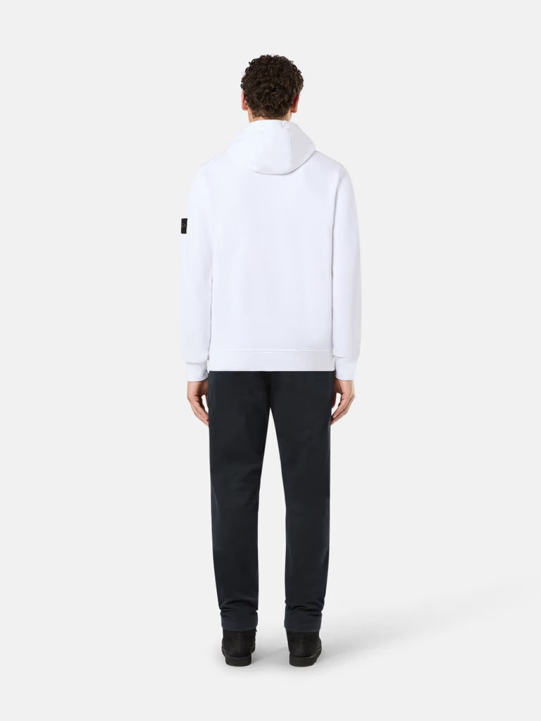 Miniature : Homme portant un sweat à capuche blanc et un pantalon noir KRYS-ZP. Boutique Karsenty.