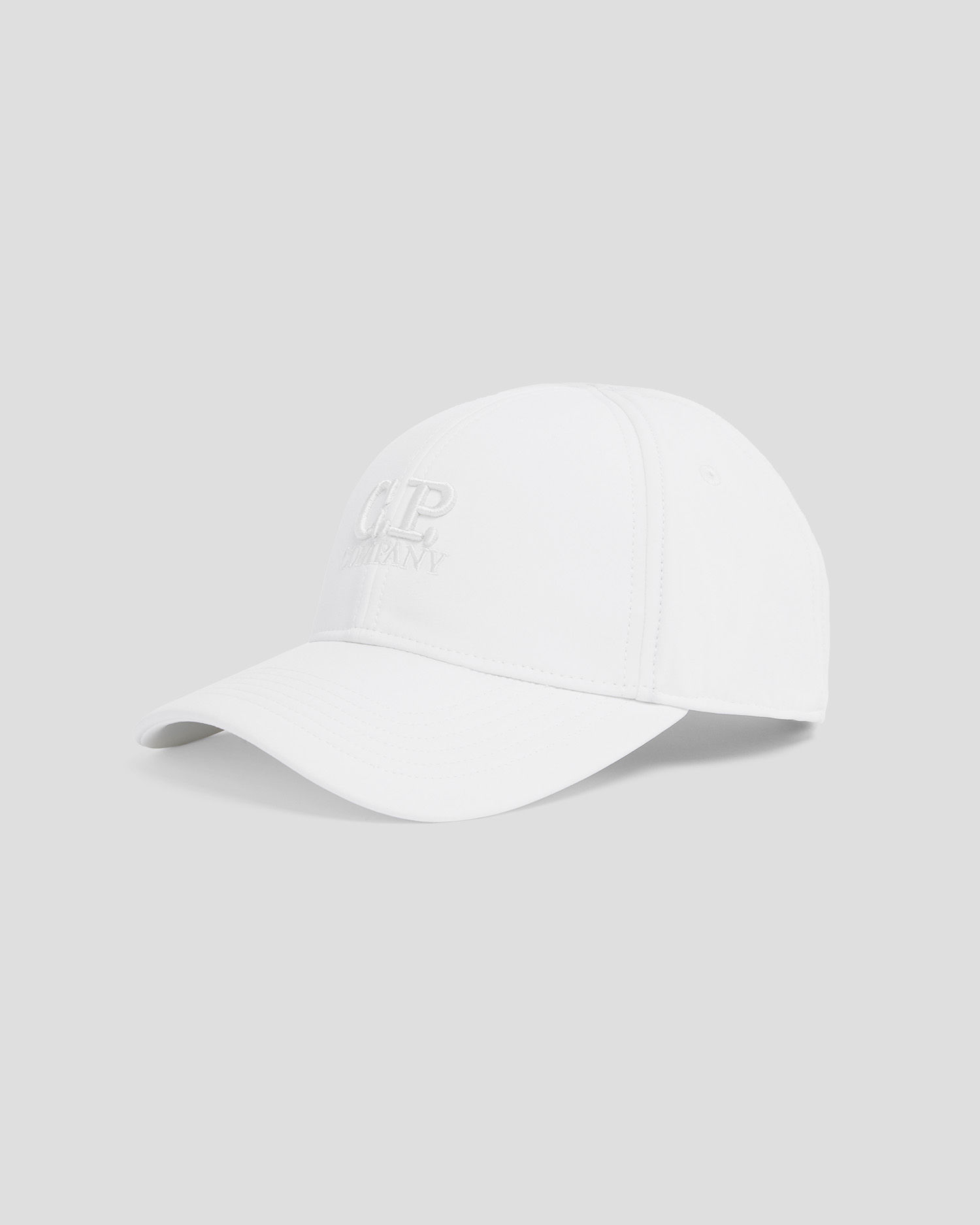 Casquette blanche avec le logo, sur fond gris clair, présentation simple et épurée.