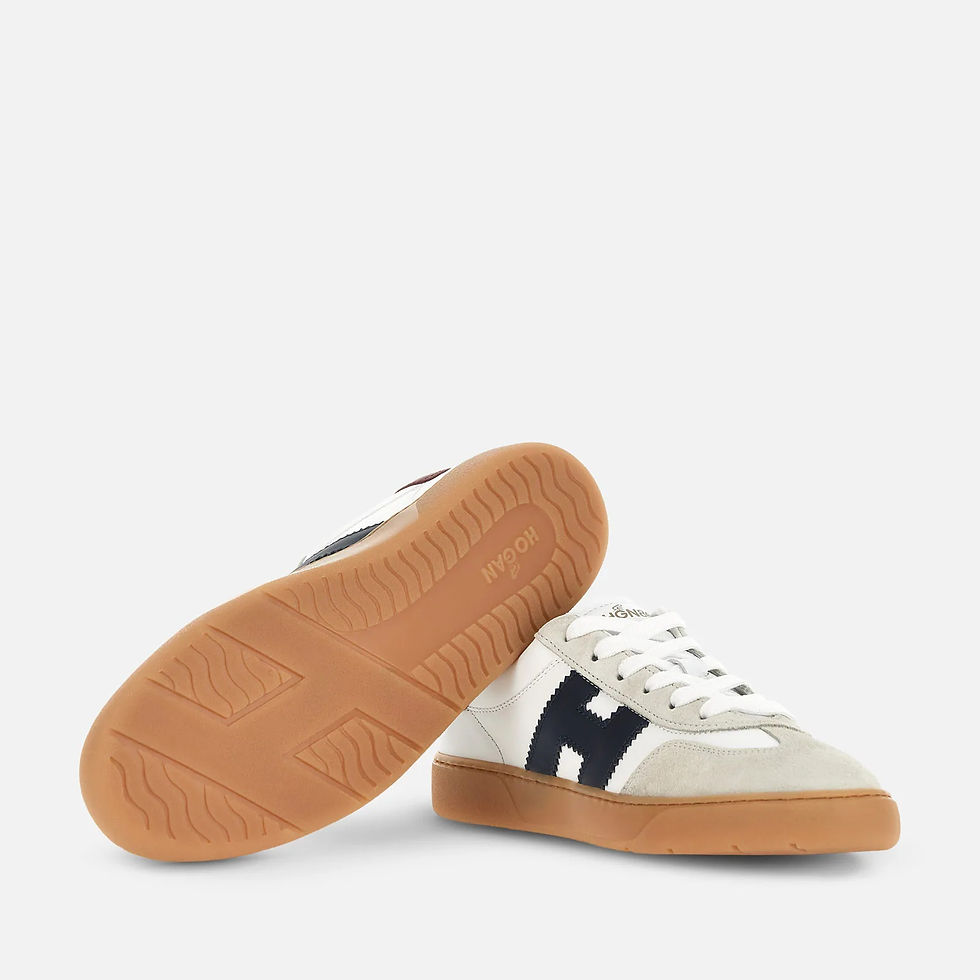 Miniature : Baskets de sport blanches et bleues, semelle marron, marque H, sur fond blanc.