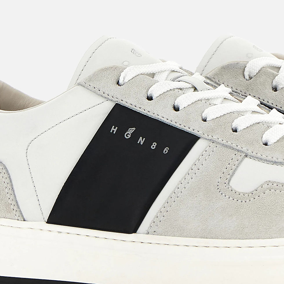 Miniature : Des chaussures blanches et noires avec le texte 