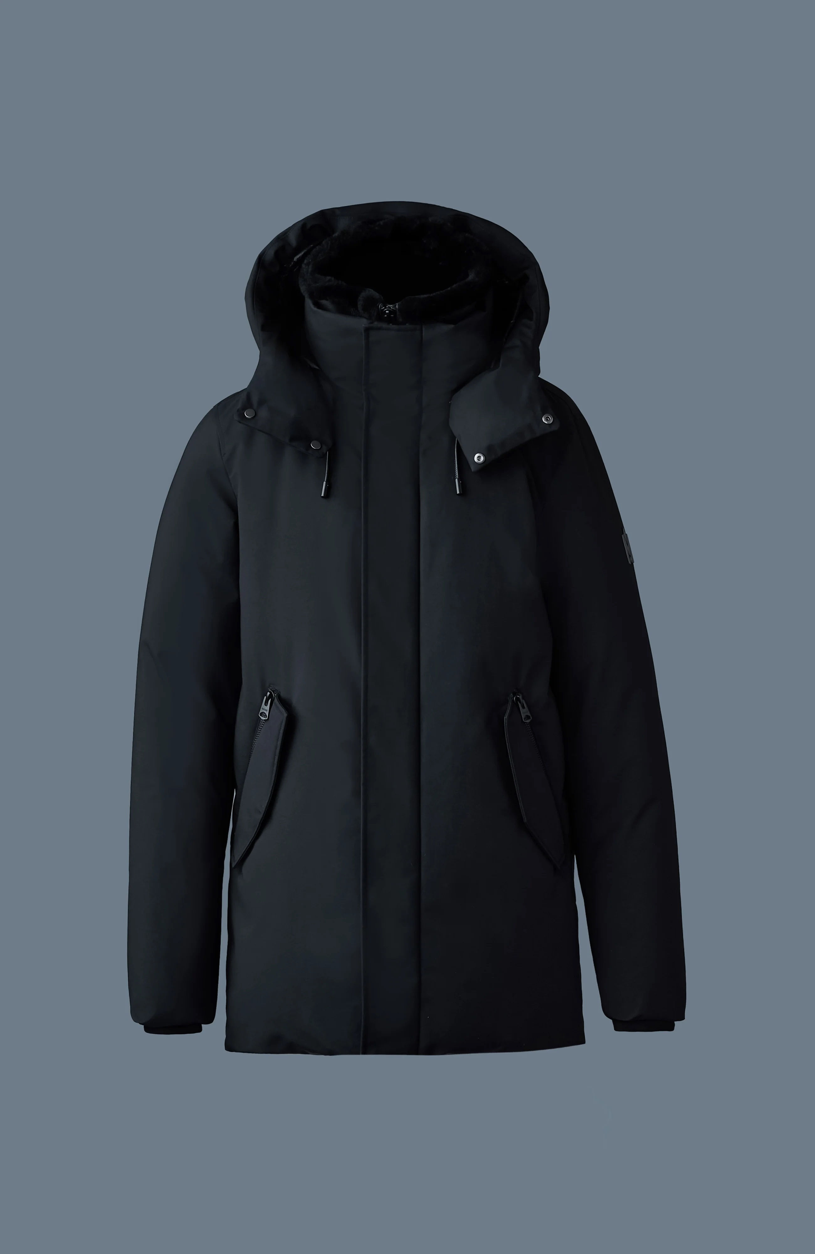 Parka noire pour femme sur fond bleu avec capuche, Boutique Karsenty.