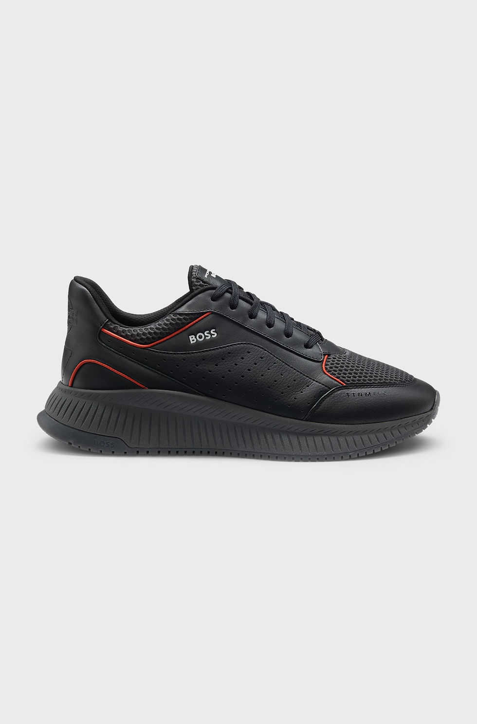 Chaussure de sport noire BOSS avec liseré rouge, détail de la marque, en vente.