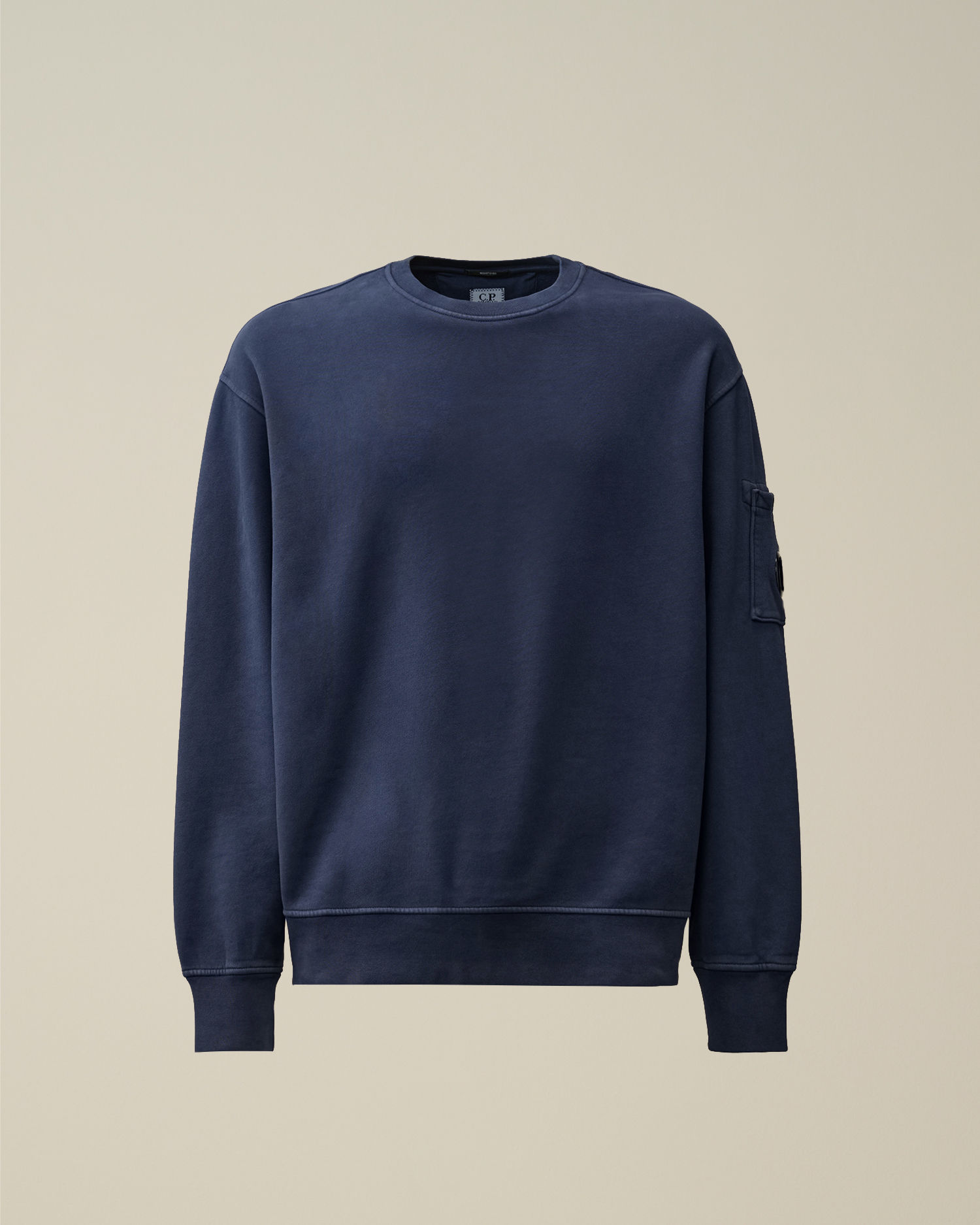Sweat-shirt bleu marine, détail de poche sur la manche, simple, confortable.