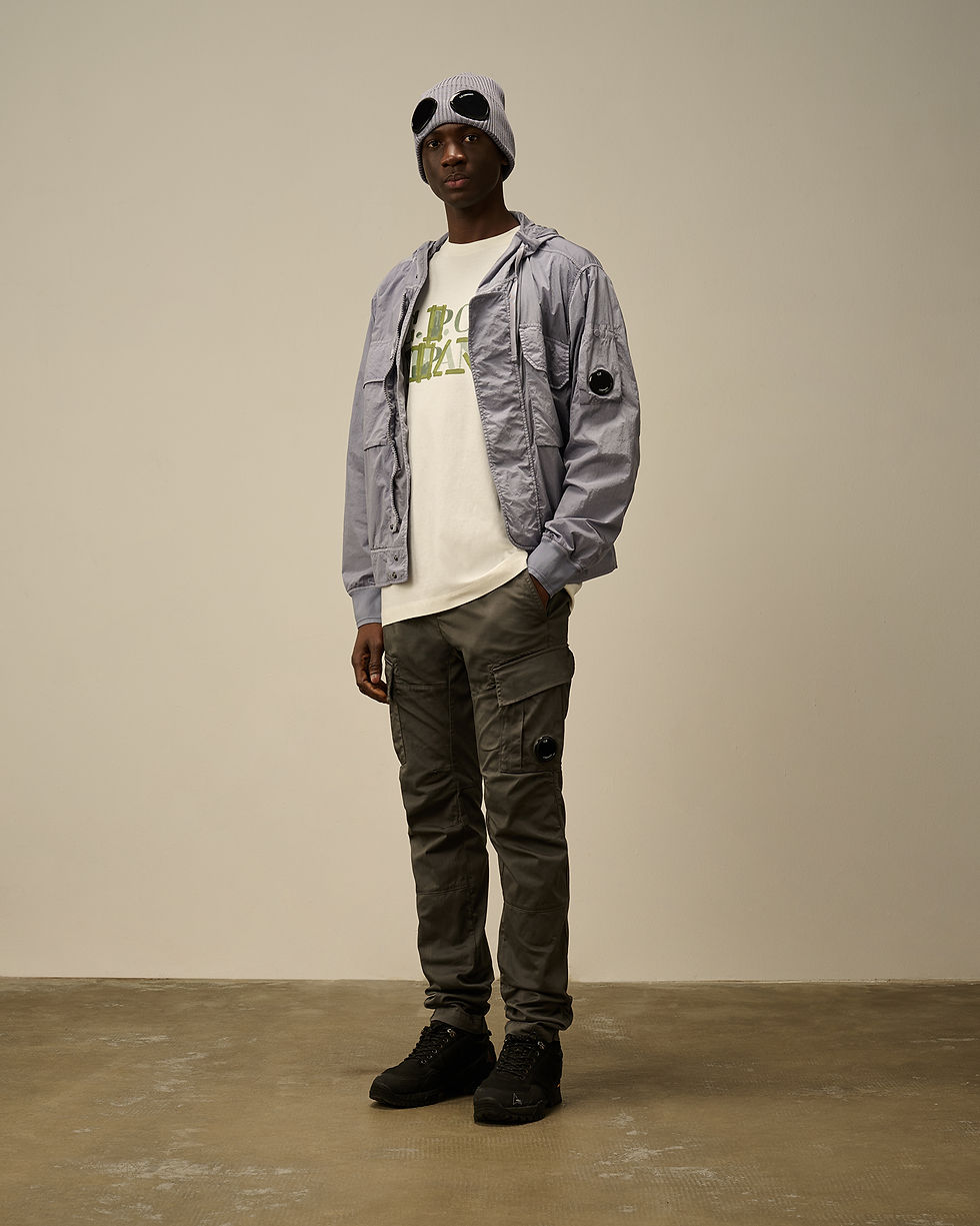 Miniature : Homme portant une veste et un t-shirt avec un logo, Boutique Karsenty.