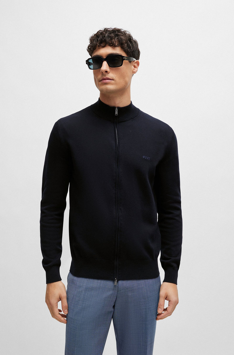 Homme portant une veste noire avec des lunettes de soleil. Boutique Karsenty.