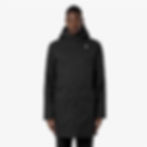 Homme portant une veste noire avec capuche, K-Way, posant pour la photo.