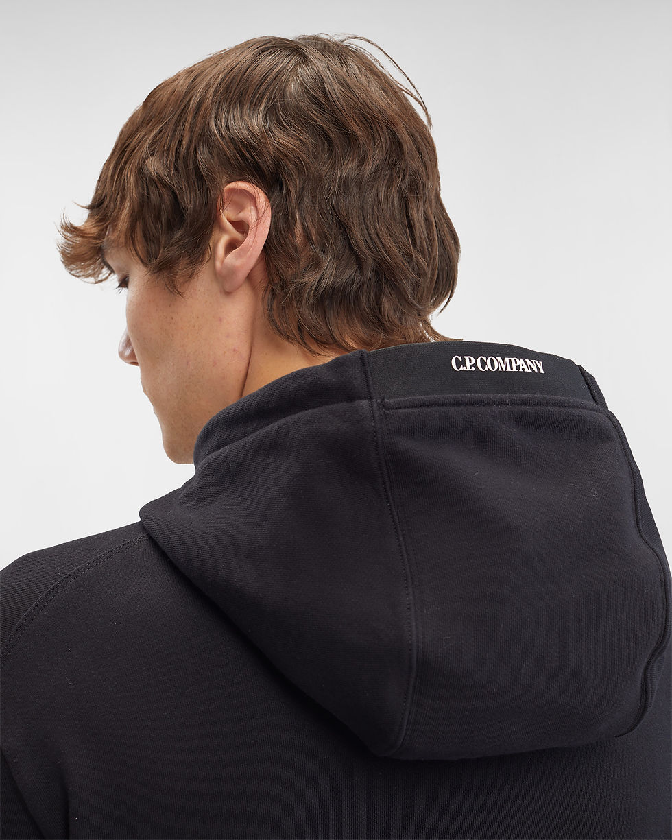 Miniature : Homme portant un sweat à capuche noir avec l'inscription sur le col.