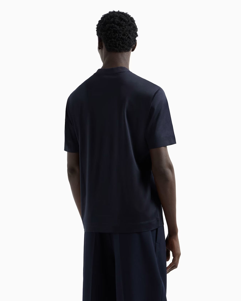 Miniature : Homme portant un t-shirt bleu marine Sea Island Crewneck Lens Knit sur fond blanc.