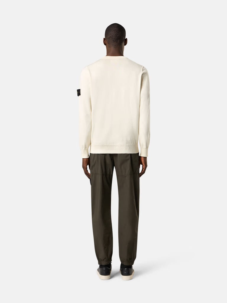 Miniature : Homme portant un pull blanc, un pantalon vert foncé. Boutique Karsenty