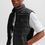 Miniature : Homme portant un gilet noir matelassé sur un t-shirt blanc uni. Boutique Karsenty.