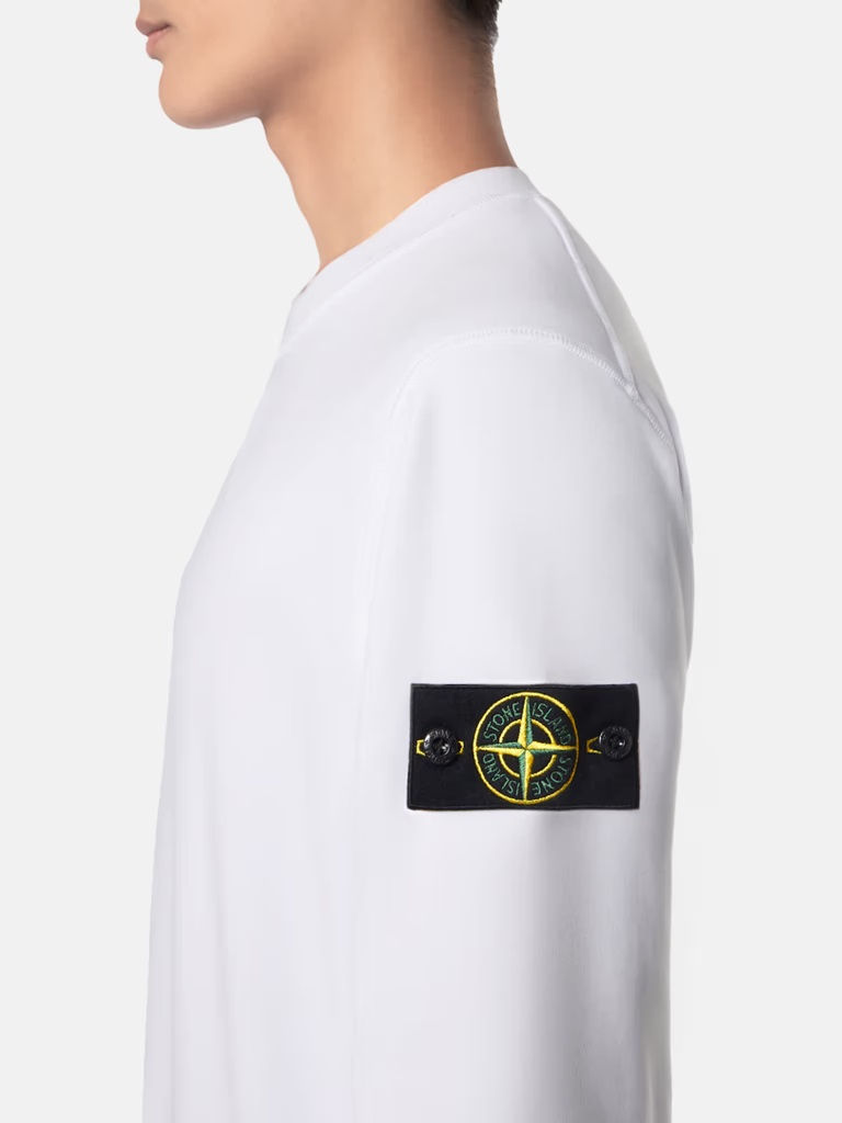 Miniature : Homme portant un t-shirt blanc avec le logo Stone Island 2100039 60/2 COTTON JERSEY.