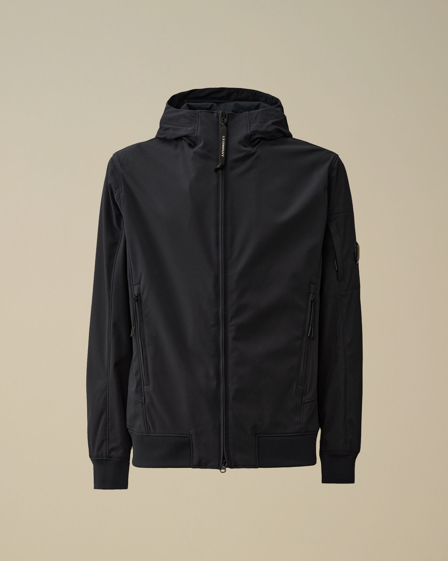 Veste noire à capuche, une tenue décontractée et élégante Boutique Karsenty.