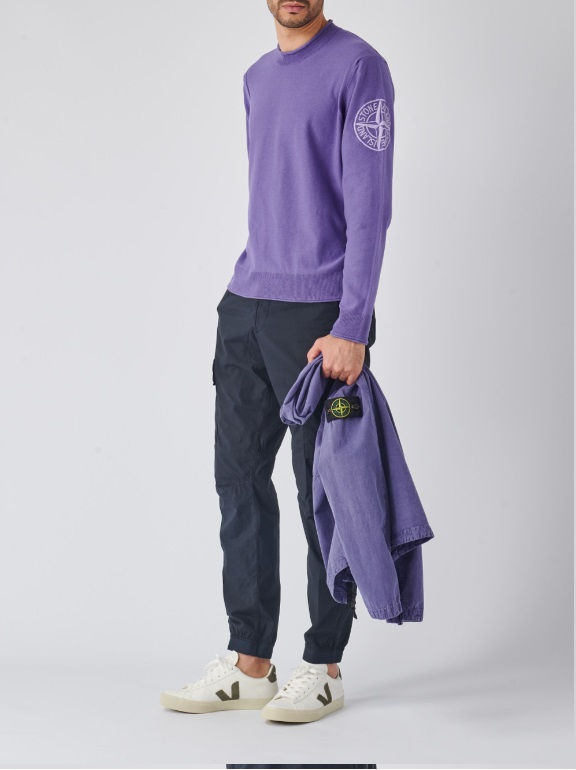 Miniature : Homme portant un pull violet, pantalon bleu marine, 90830 LINO NYLON TELA-TC, en studio photo.