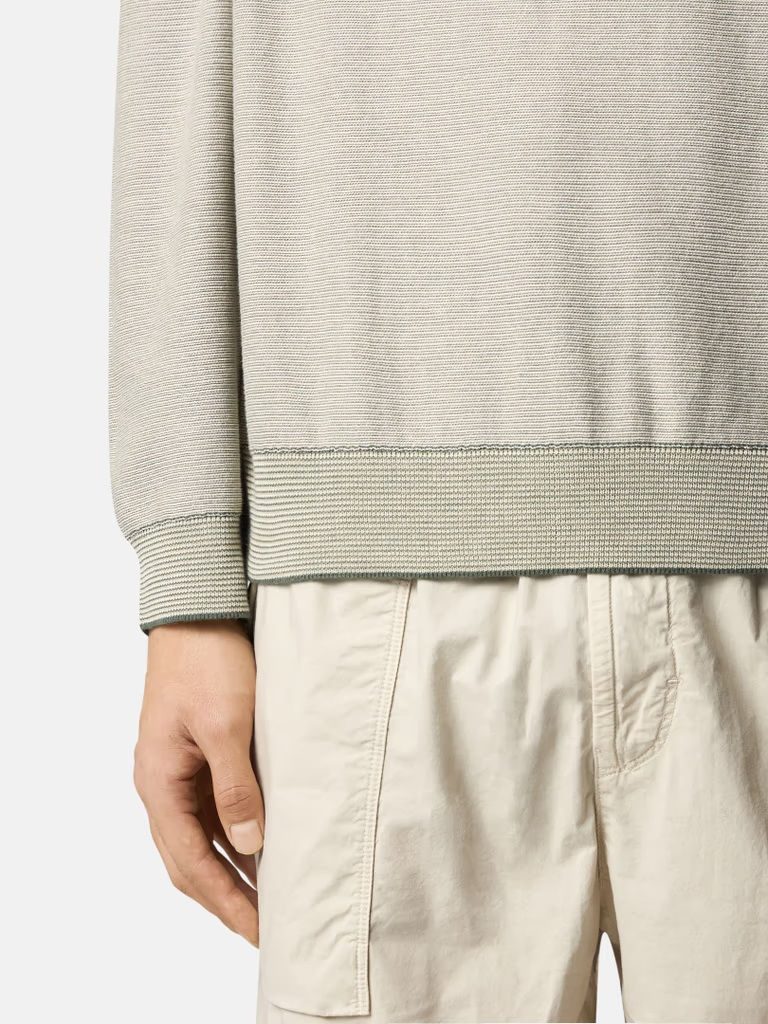 Miniature : Gros plan d'un homme portant des vêtements, détails des manches et du pantalon.