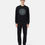 Miniature : Homme portant un sweat-shirt noir avec un logo, et un pantalon noir.