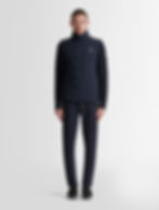 Homme en ensemble bleu marine, gilet matelassé et pantalon de survêtement.