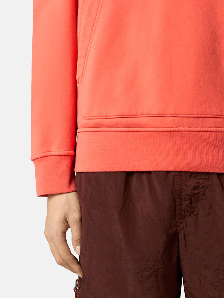 Miniature : Détail d'un sweat-shirt corail et pantalon marron. Boutique Karsenty.