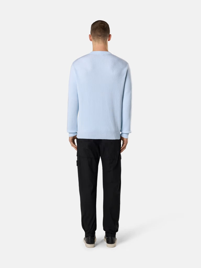 Miniature : Homme portant un pull bleu clair et un pantalon noir, Boutique Karsenty.