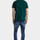 Miniature : Homme portant un t-shirt vert et un jean bleu délavé. Boutique Karsenty.